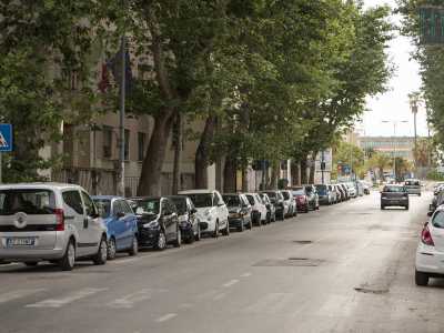 Proseguendo arriviamo su via Scipione l�Africano, lungo viale caratterizzato da platani sempreverdi